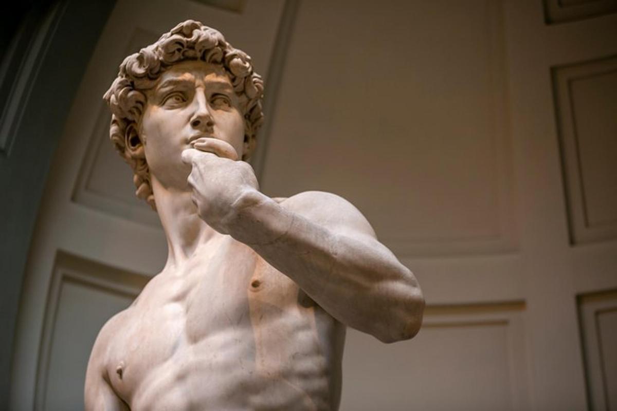 una estatua de un hombre cepillándose los dientes
