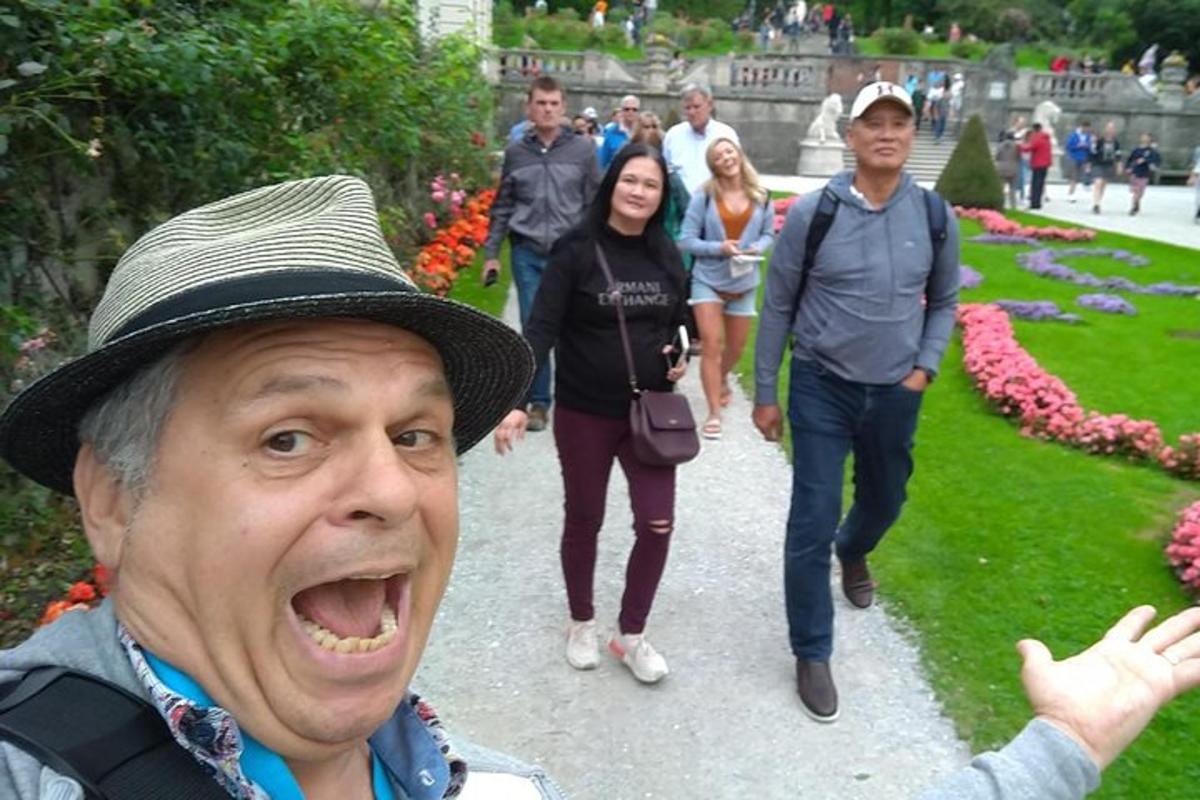 muž s otevřenými ústy před zahradou