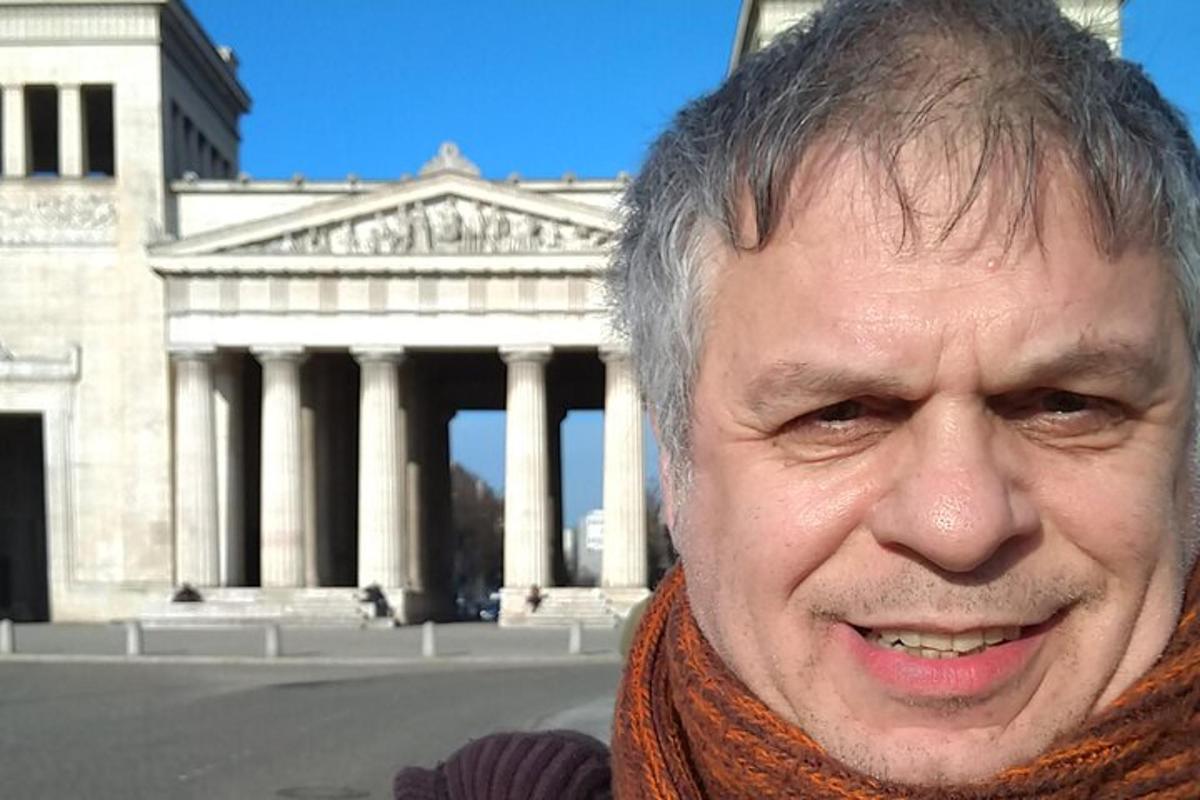 un uomo che indossa una sciarpa davanti a un edificio