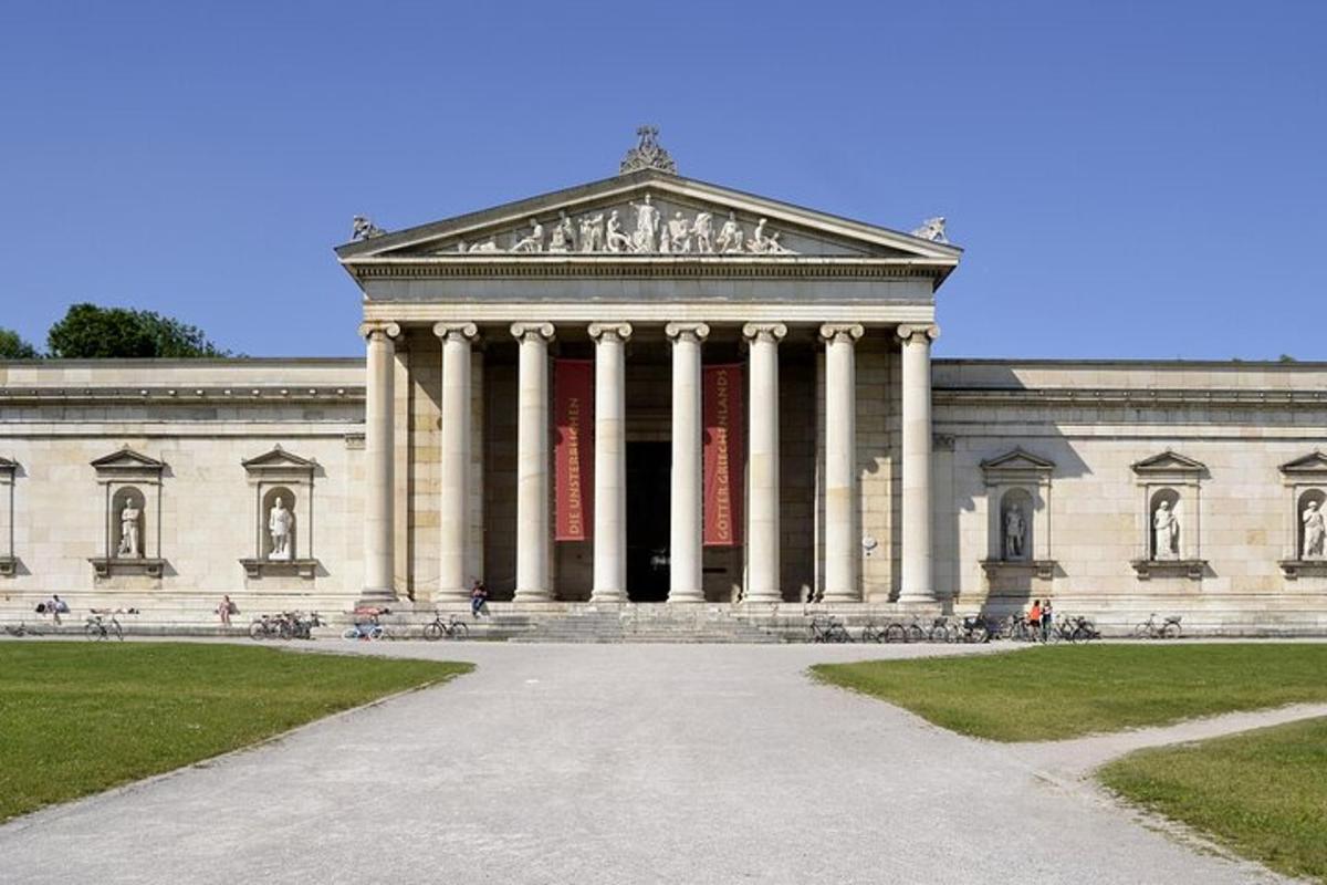 un grande edificio in pietra con colonne e aront