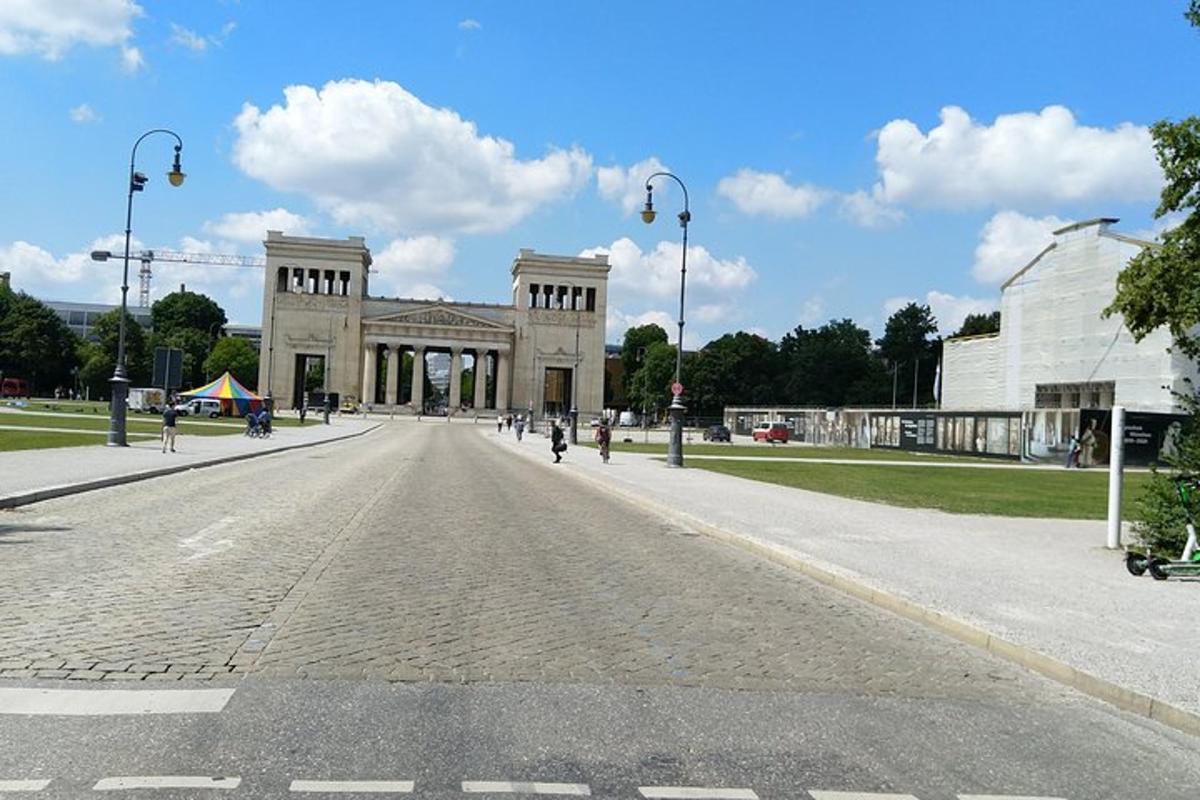una strada vuota di fronte a un grande edificio
