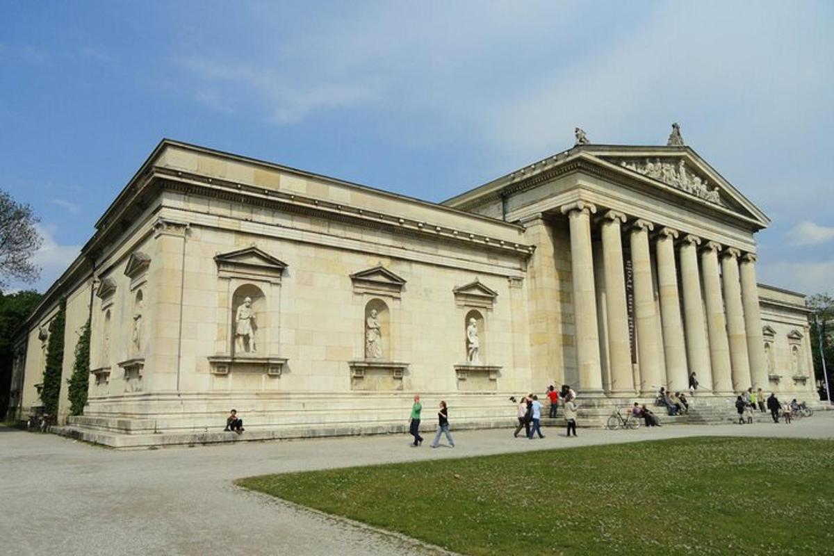un grande edificio con persone che camminano davanti ad esso