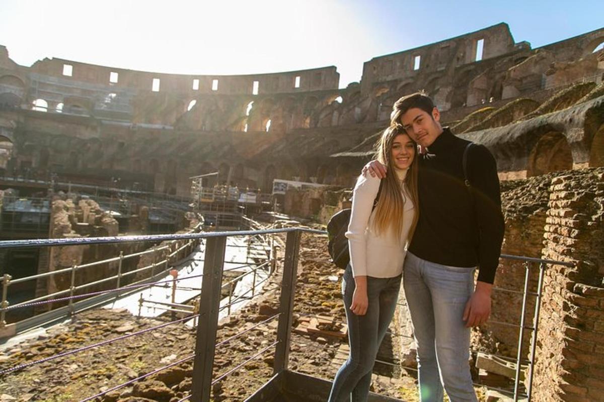 een man en een vrouw staan voor het colosseum