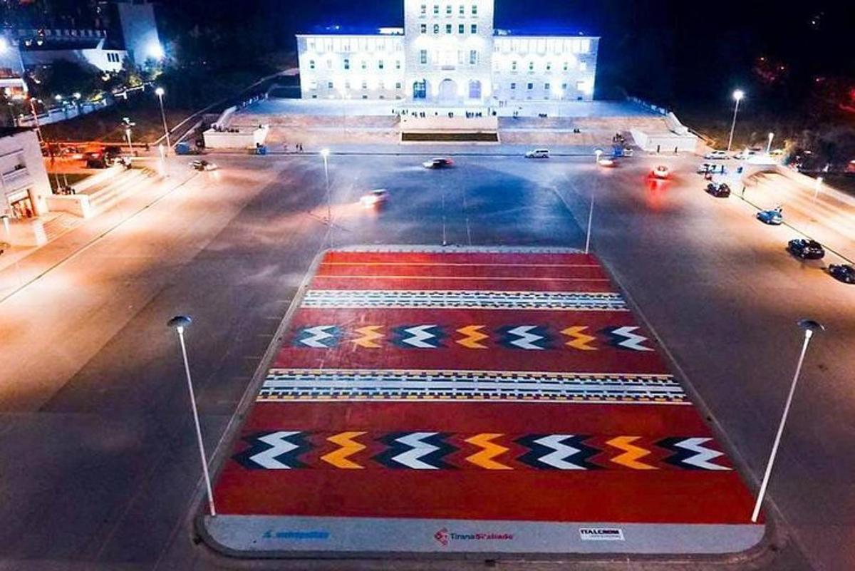 un tappeto con stelle su una strada cittadina di notte