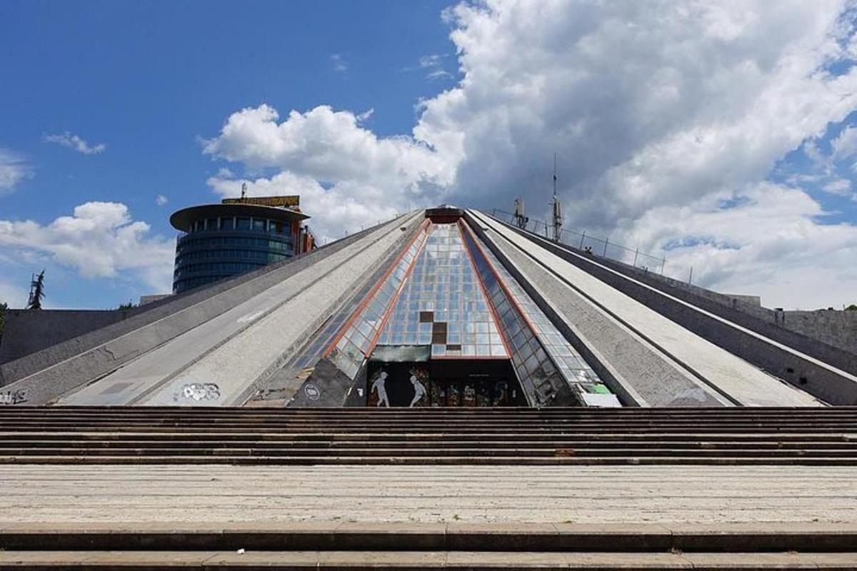 un grande edificio piramidale con scale di fronte