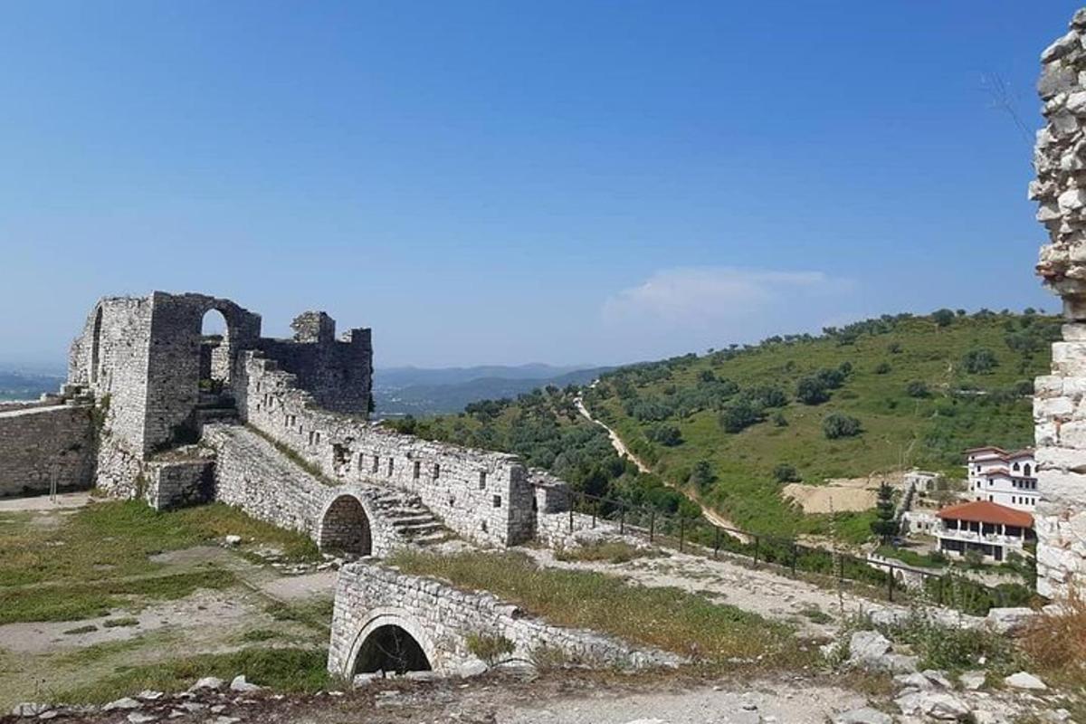 starý hrad na kopci s mostom