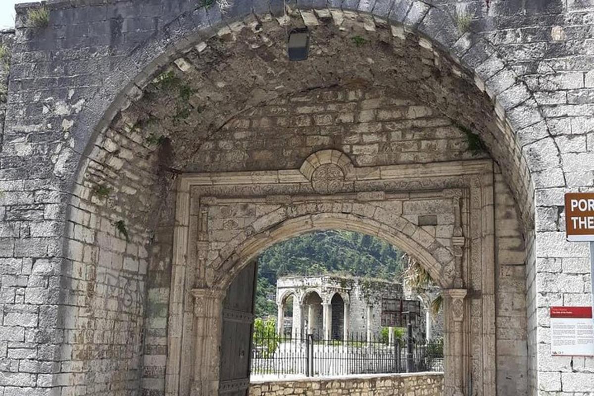 un arco in un edificio in pietra con un cancello