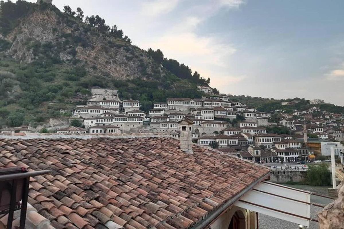 un gruppo di case in cima a una montagna