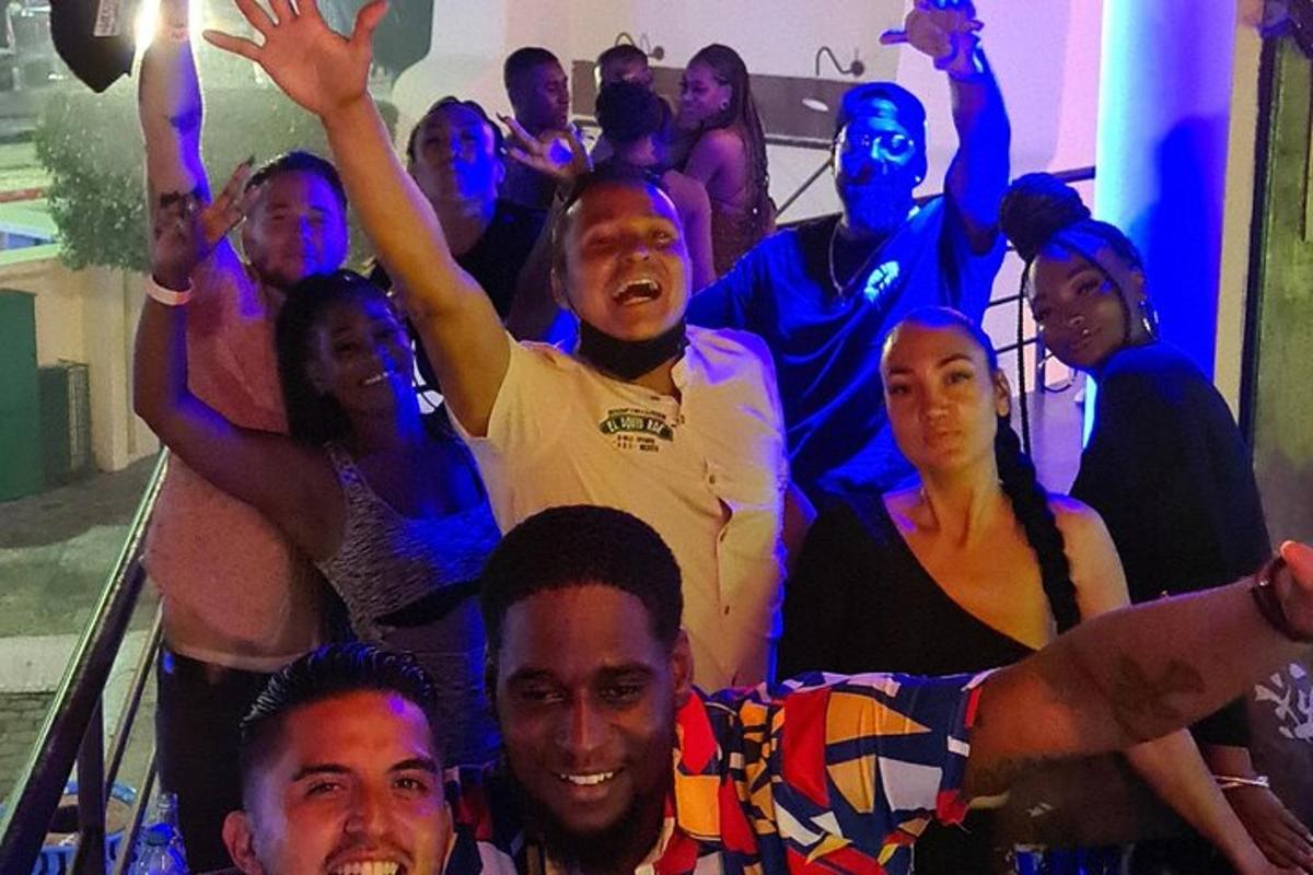 Un grupo de personas posando para una foto en una fiesta.