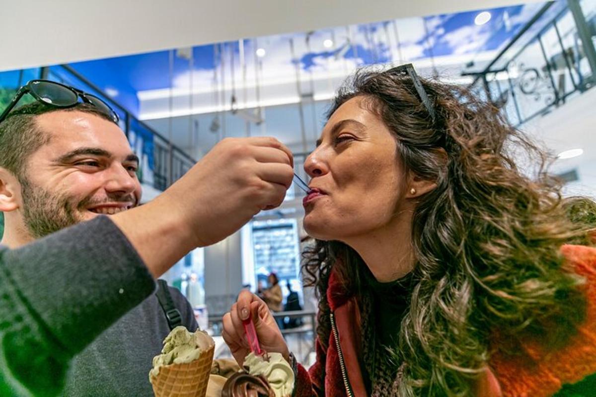 un uomo e una donna che mangiano un cono gelato