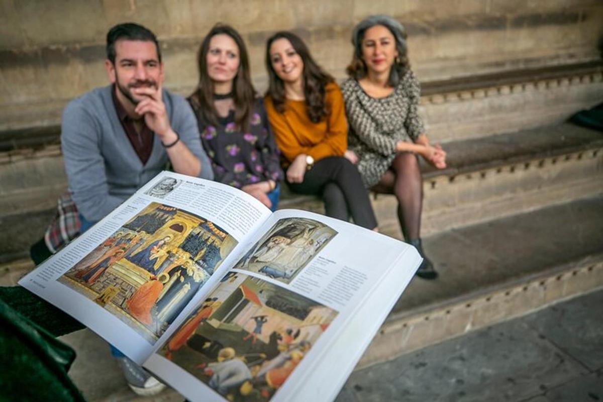 un gruppo di persone sedute sui gradini che guardano un libro