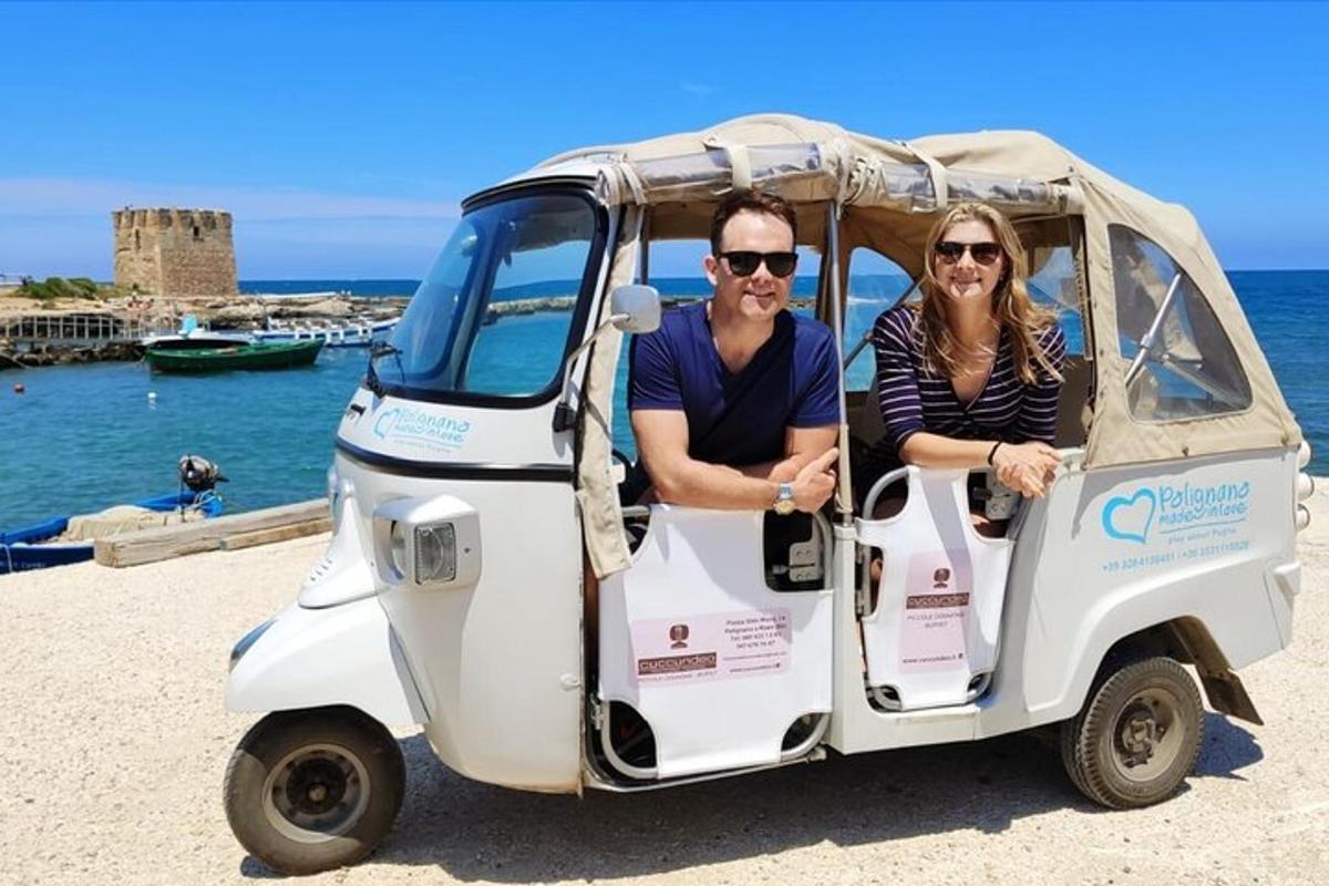 un homme et une femme assis dans une voiturette de golf