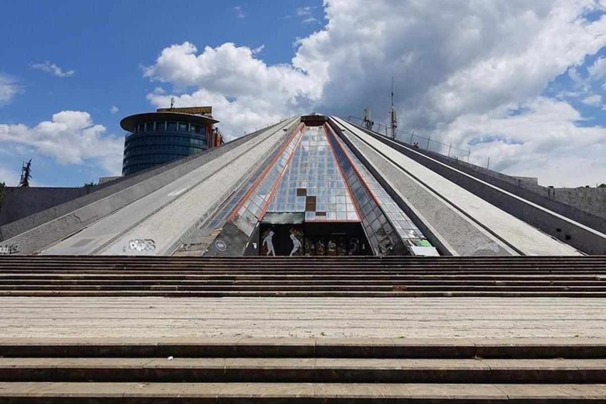 velká pyramidální budova se schodištěm před ní
