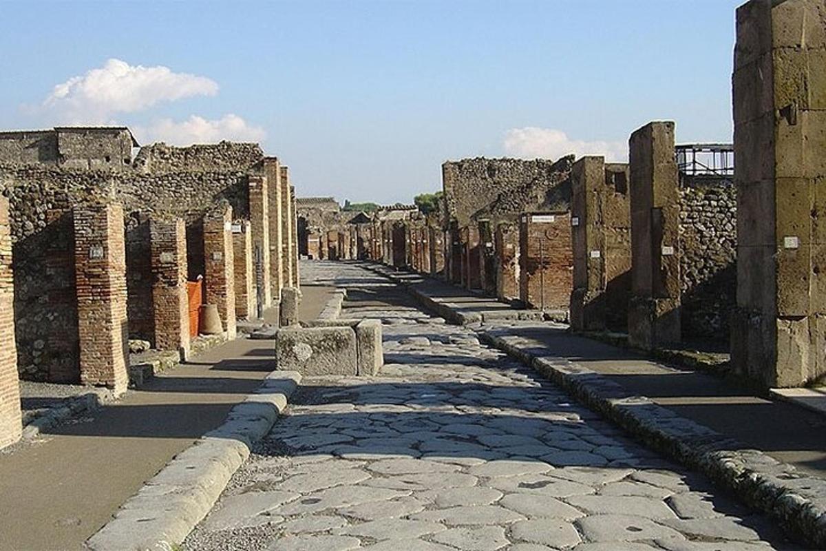 una strada vuota tra le rovine di un edificio