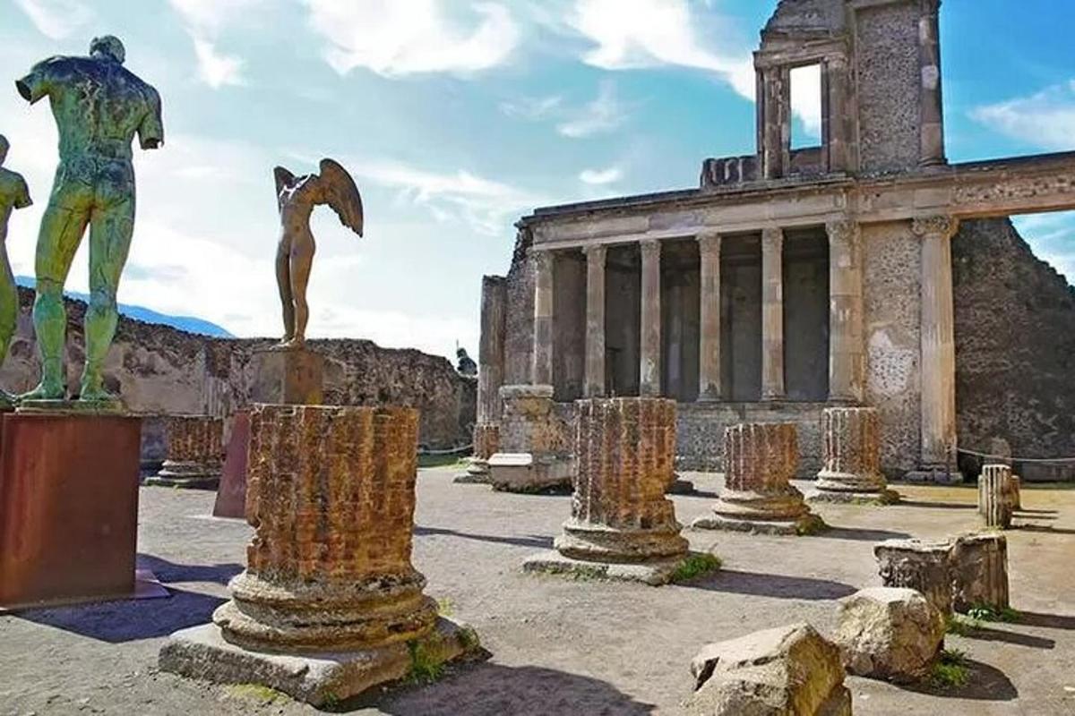 un gruppo di statue di fronte a un edificio