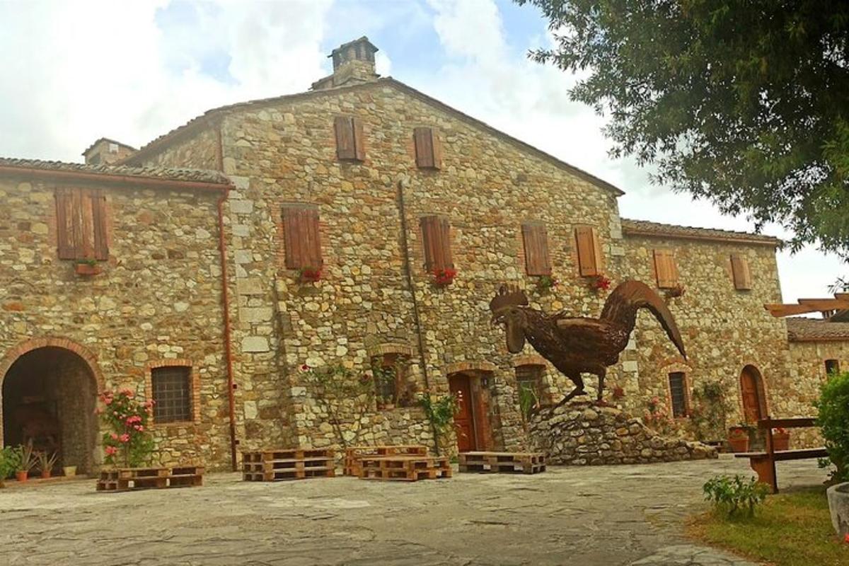 um edifício de pedra com uma estátua de um cavalo