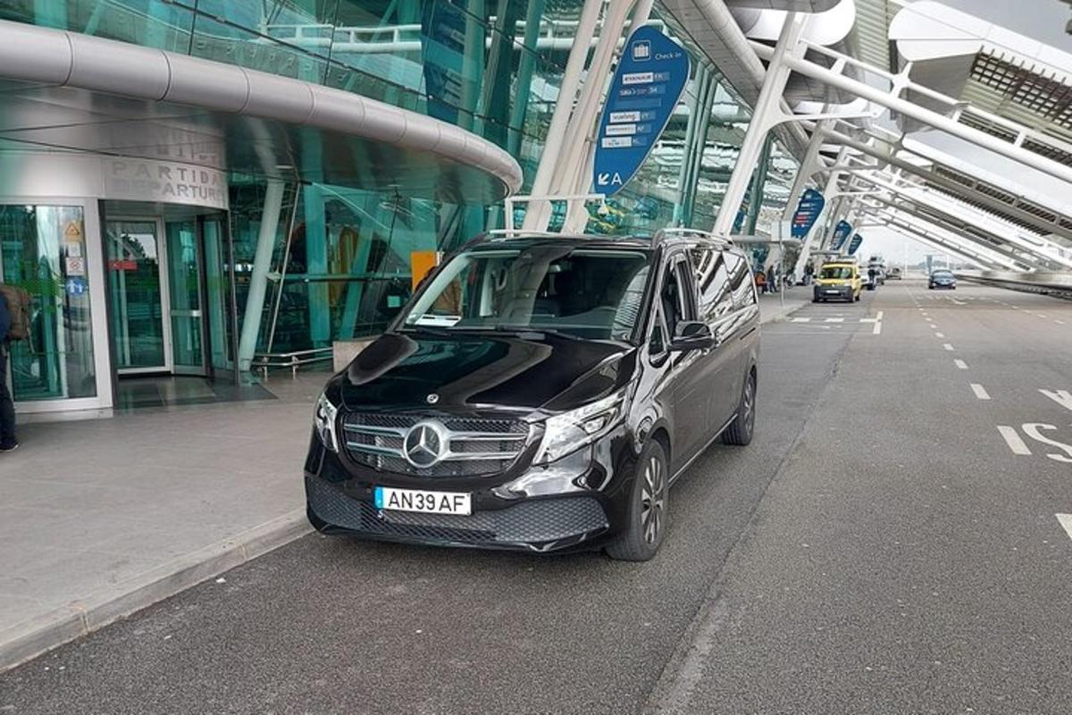 malé auto zaparkované před budovou