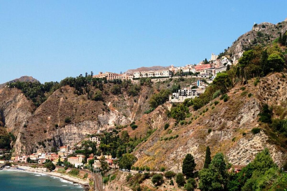 un villaggio sul fianco di una montagna