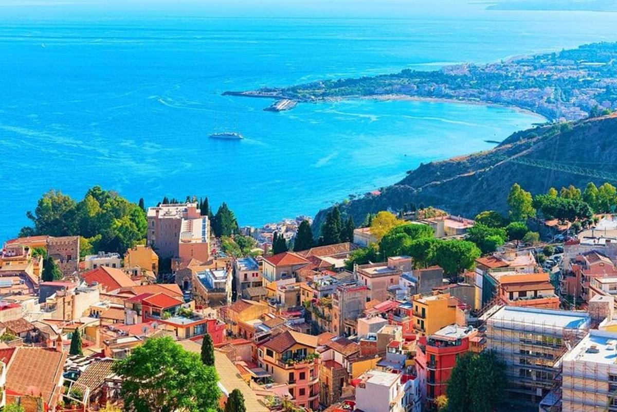una vista aerea di una città vicino all'acqua