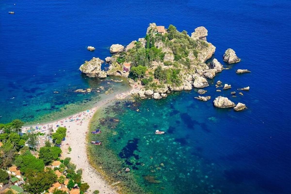 Letecký pohled na skalnatý ostrov v oceánu