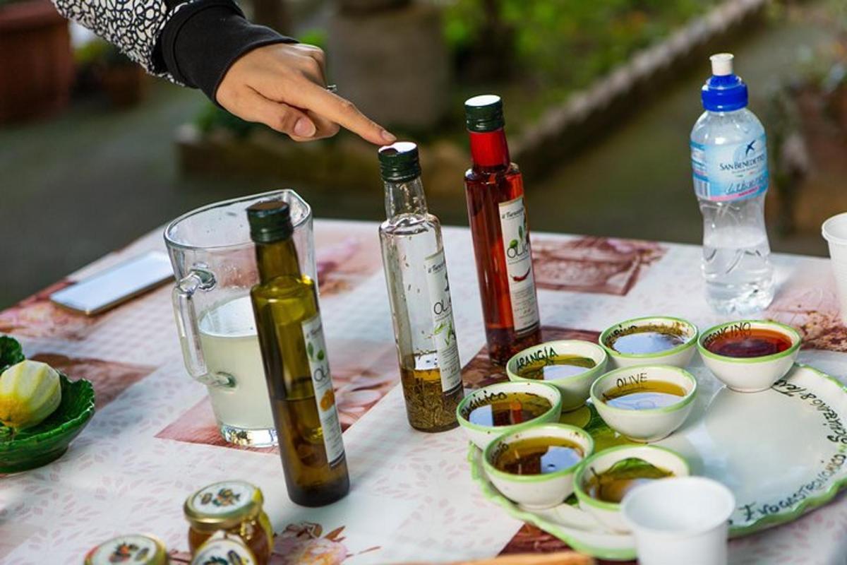 Una mesa con botellas de vino y cuencos de comida.