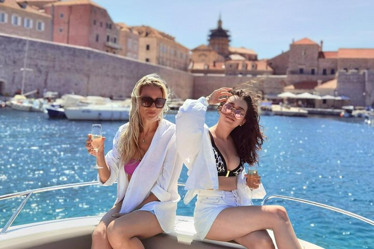 deux femmes assises sur un bateau dans l'eau
