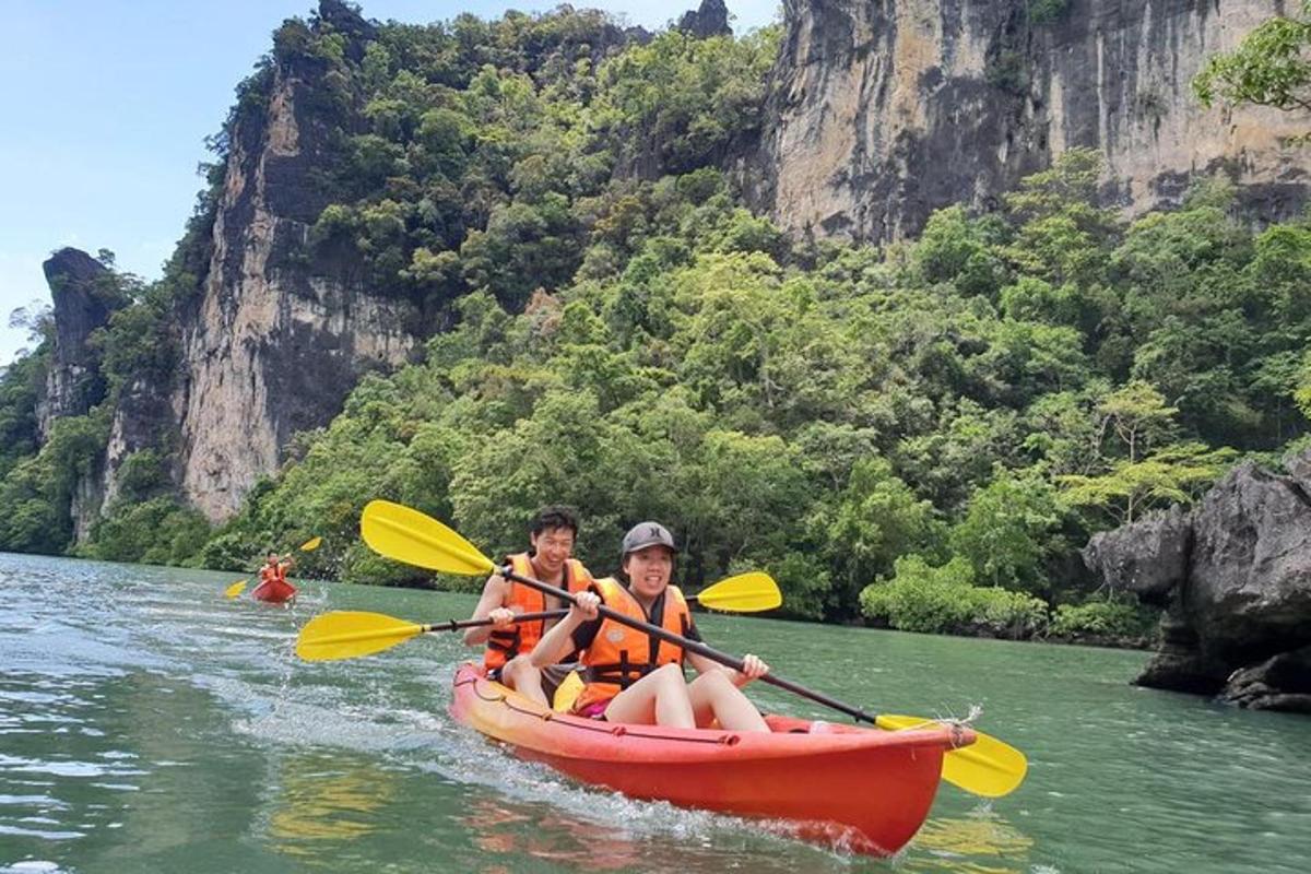 dalawang bata ang nasa isang kayak sa ilog