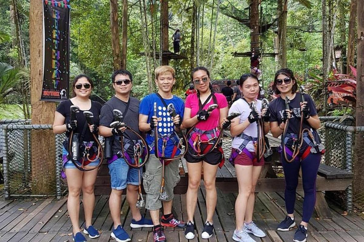 Un grupo de personas posando para una foto en un zoológico.