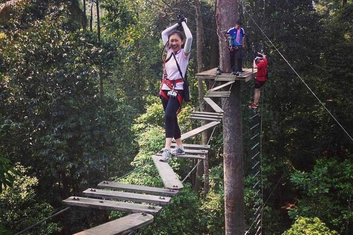 žena stojící na zip line v lese
