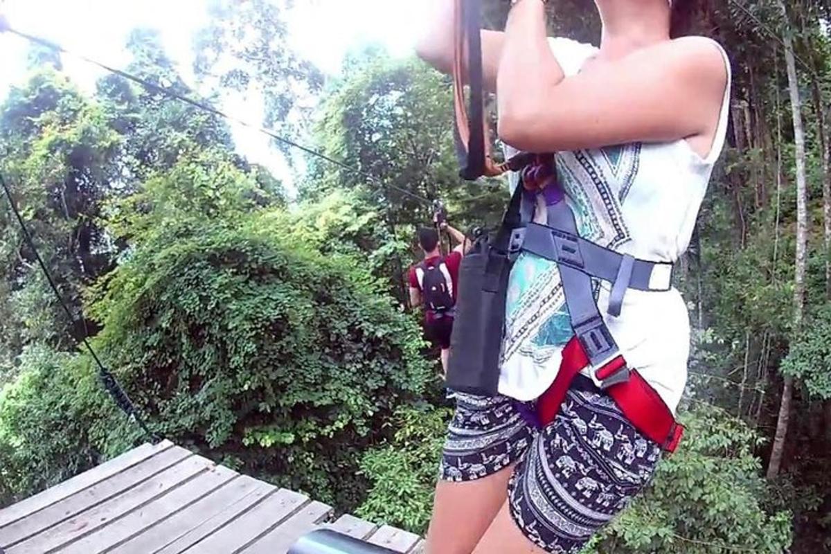 muž na zip line v džungli