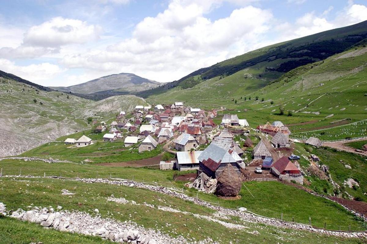 majhna vas na hribu v dolini