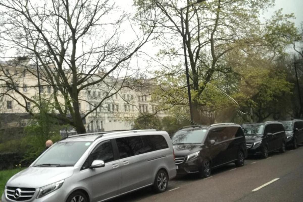 řada aut zaparkovaných na kraji ulice