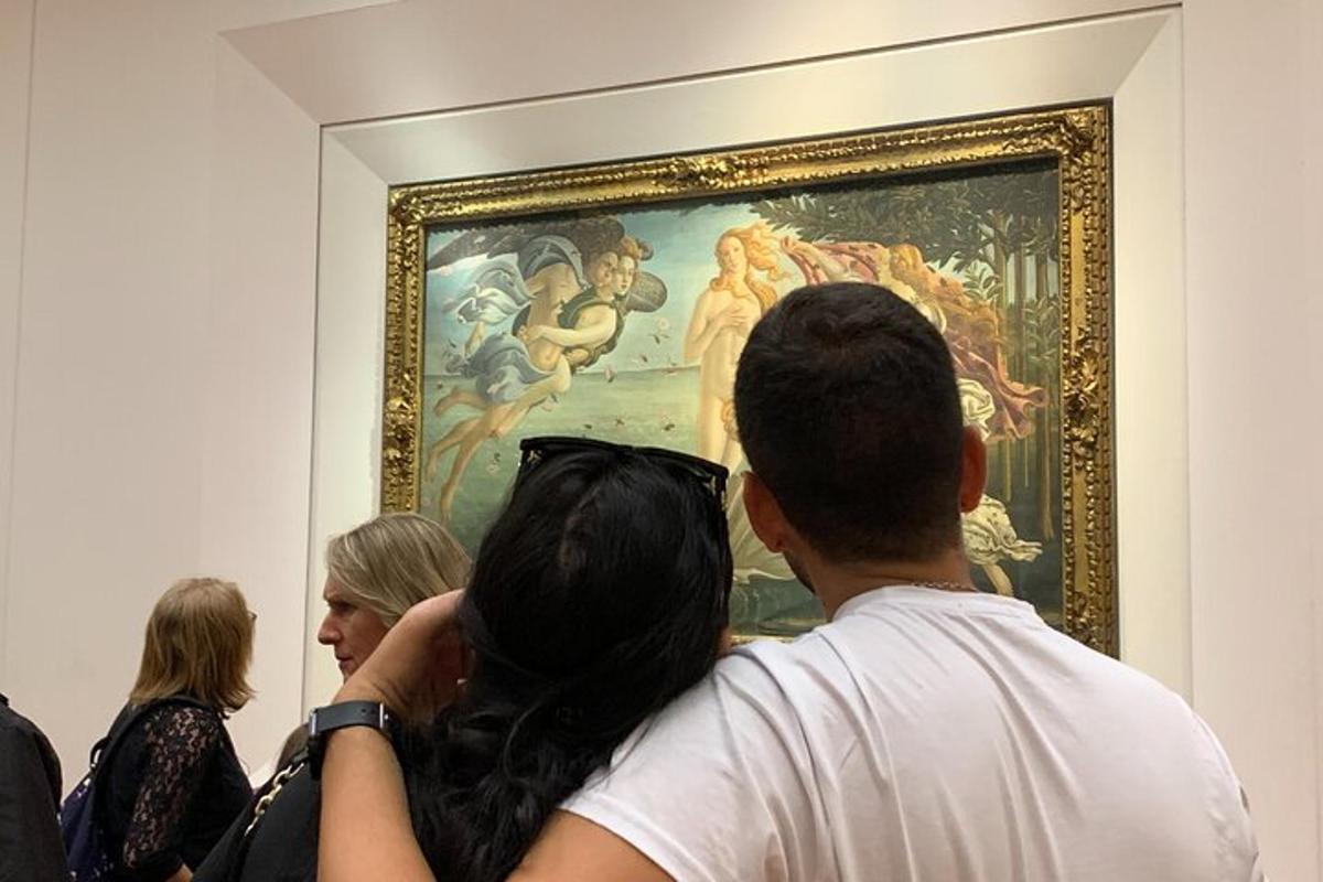 Un grupo de personas mirando una pintura en un museo.