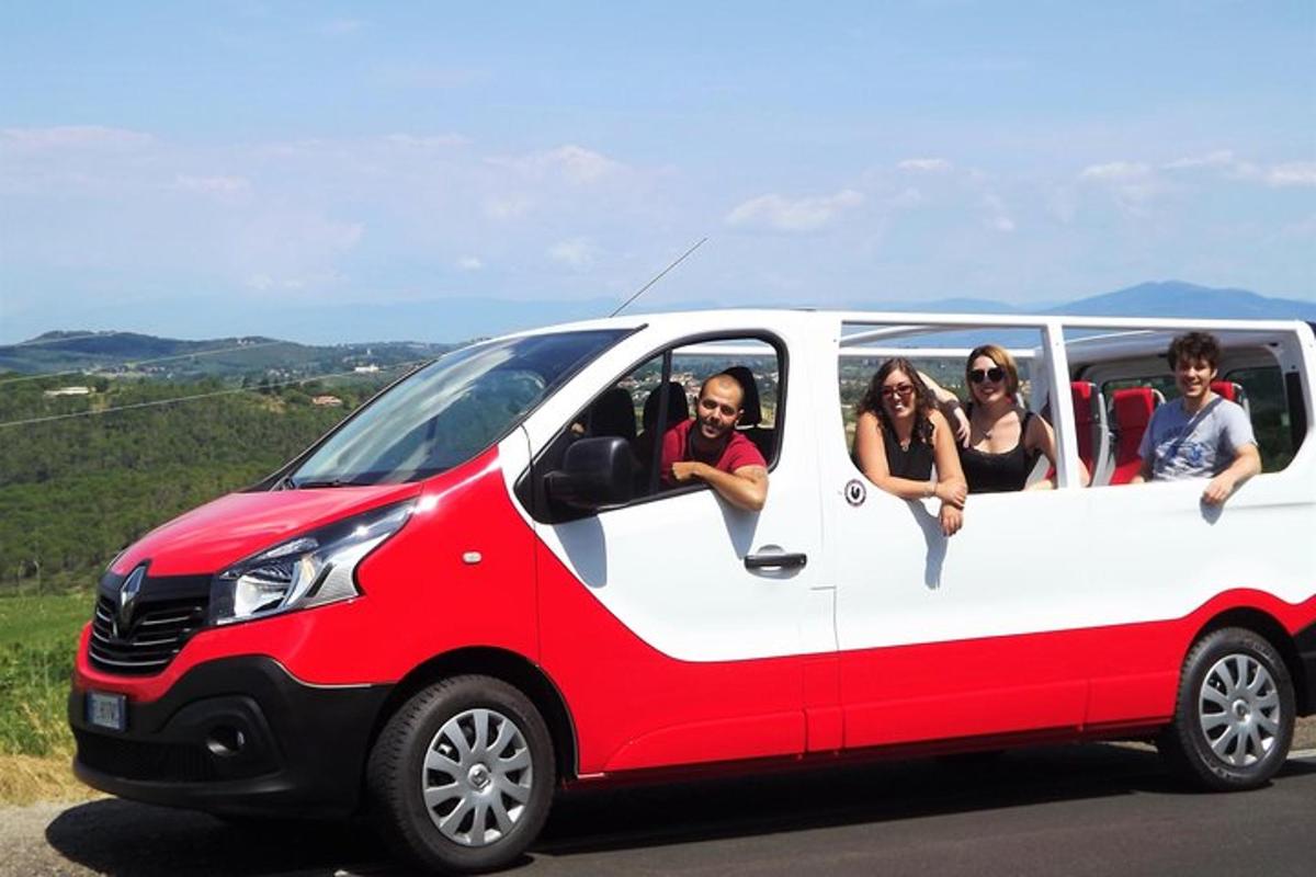 un gruppo di persone in un furgone rosso e bianco