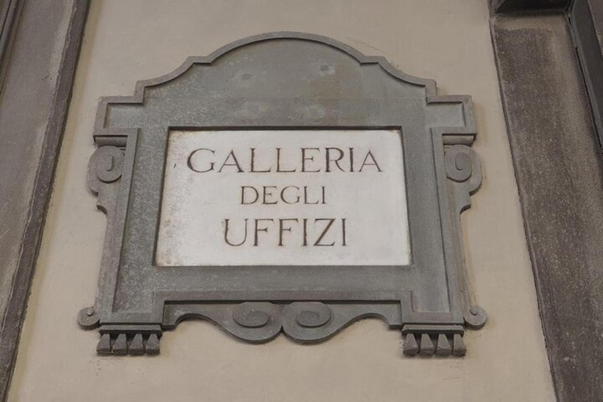 un semn pe lateralul unei clădiri