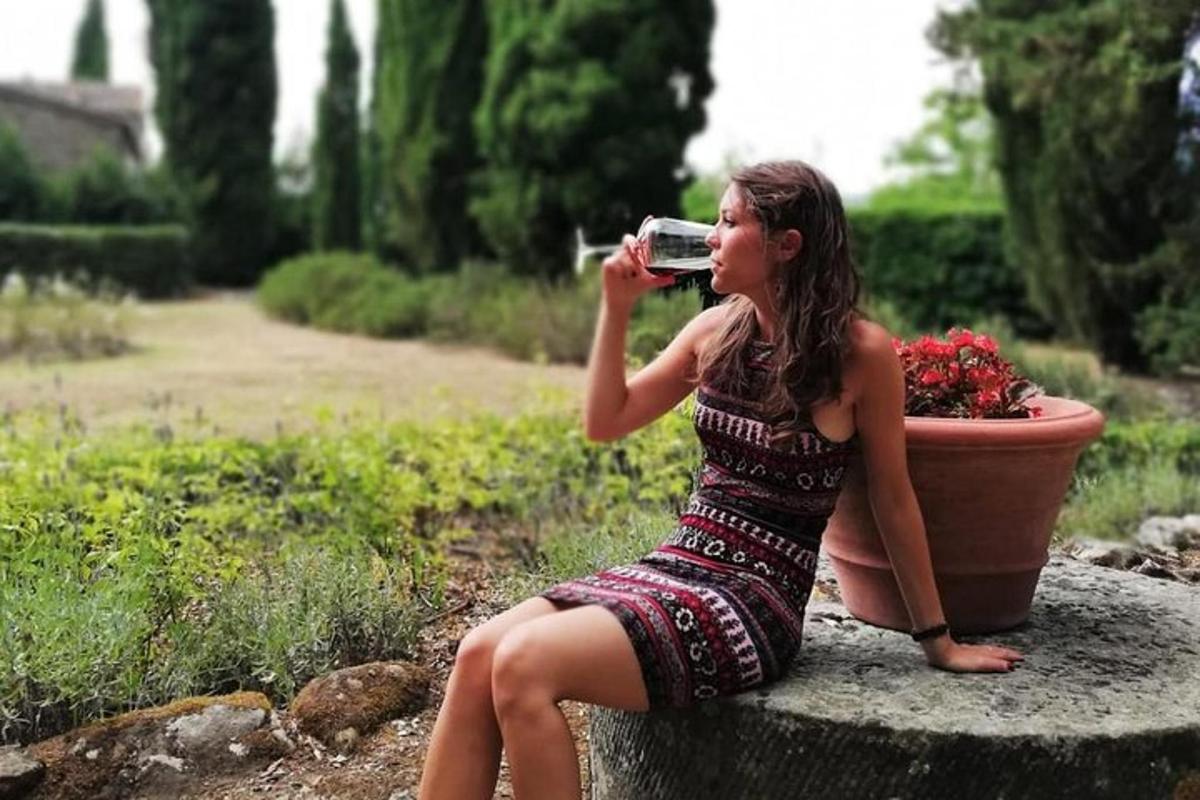 una donna seduta su una roccia che scatta una foto con una macchina fotografica