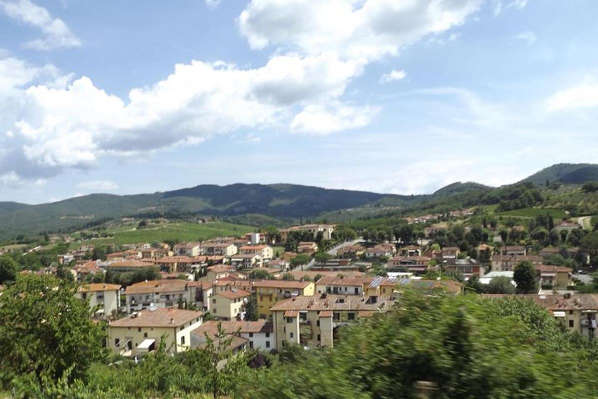 une ville sur une colline avec des montagnes en arrière-plan