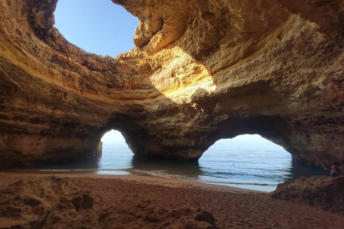 koobas rannas, mille taga on ookean