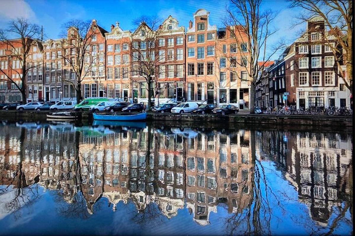 un riflesso di edifici nell'acqua di una città