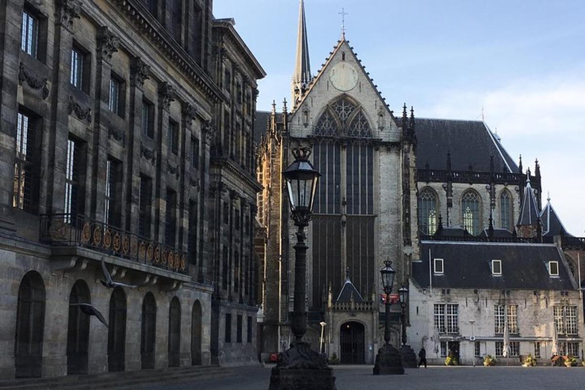 un vecchio edificio con una torre dell'orologio e un lampione