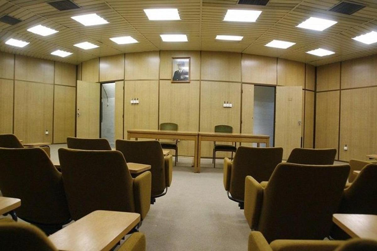 соба са столовима и столицама и столом