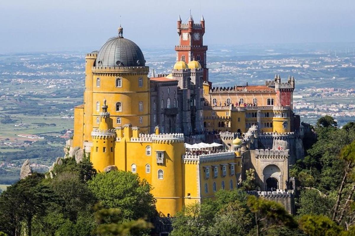 velký žlutý hrad na vrcholu hory