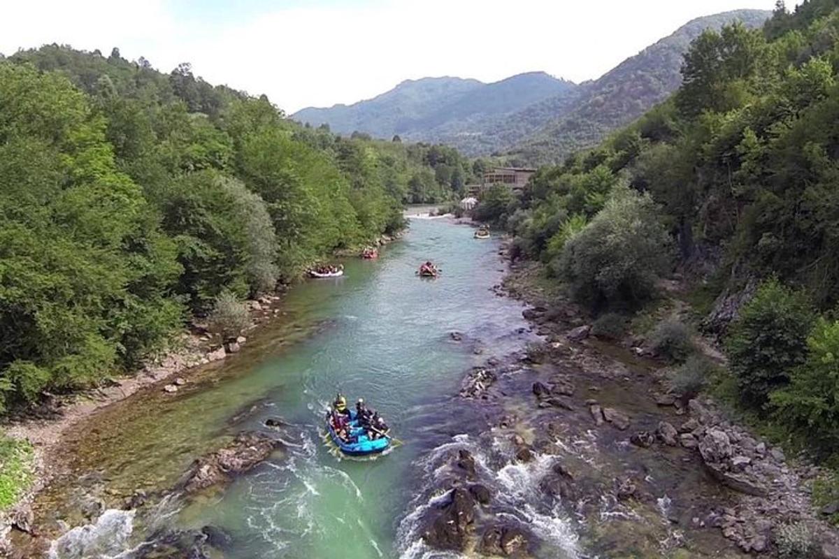 een groep mensen raft op een rivier