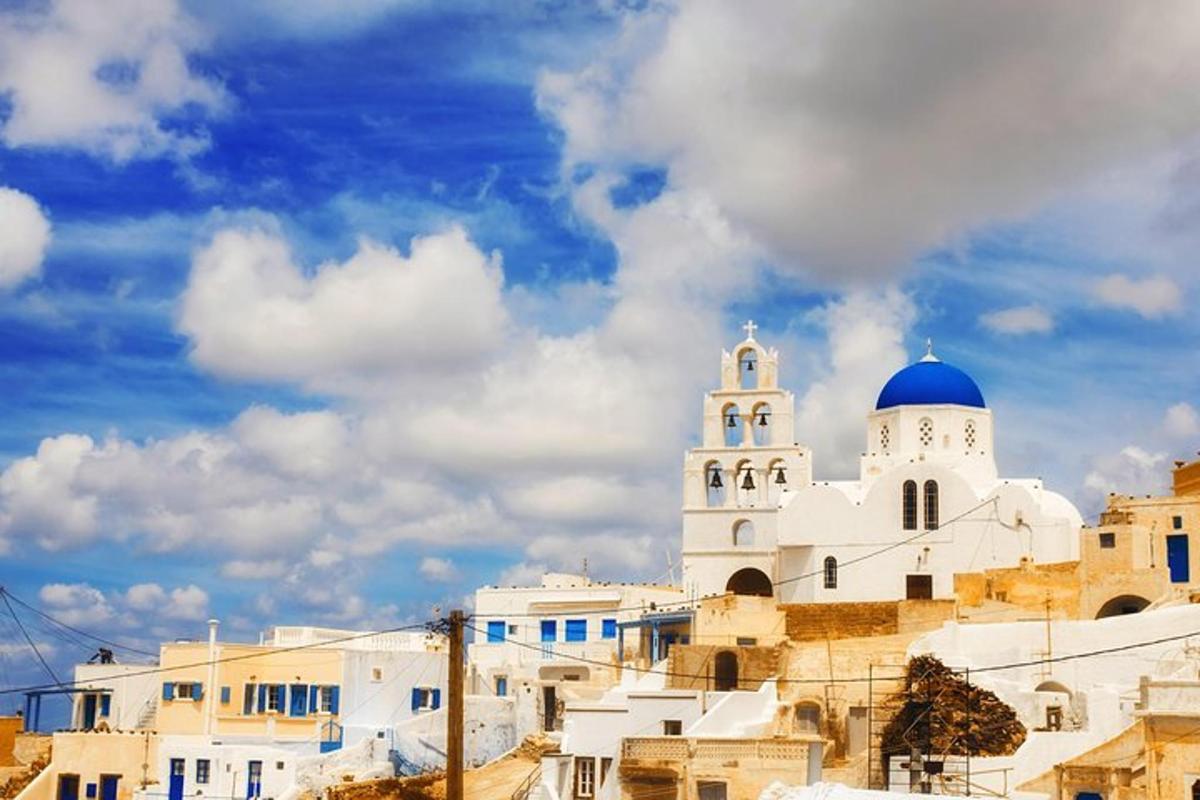 un edificio bianco con una cupola blu in cima