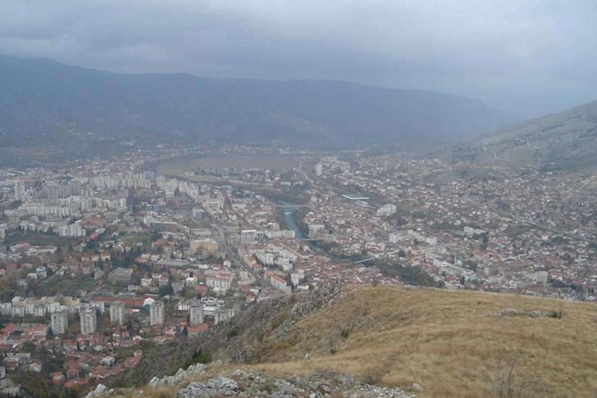 una vista d'una ciutat des del cim d'un turó