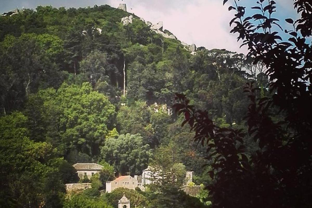 uma montanha com uma cidade no topo