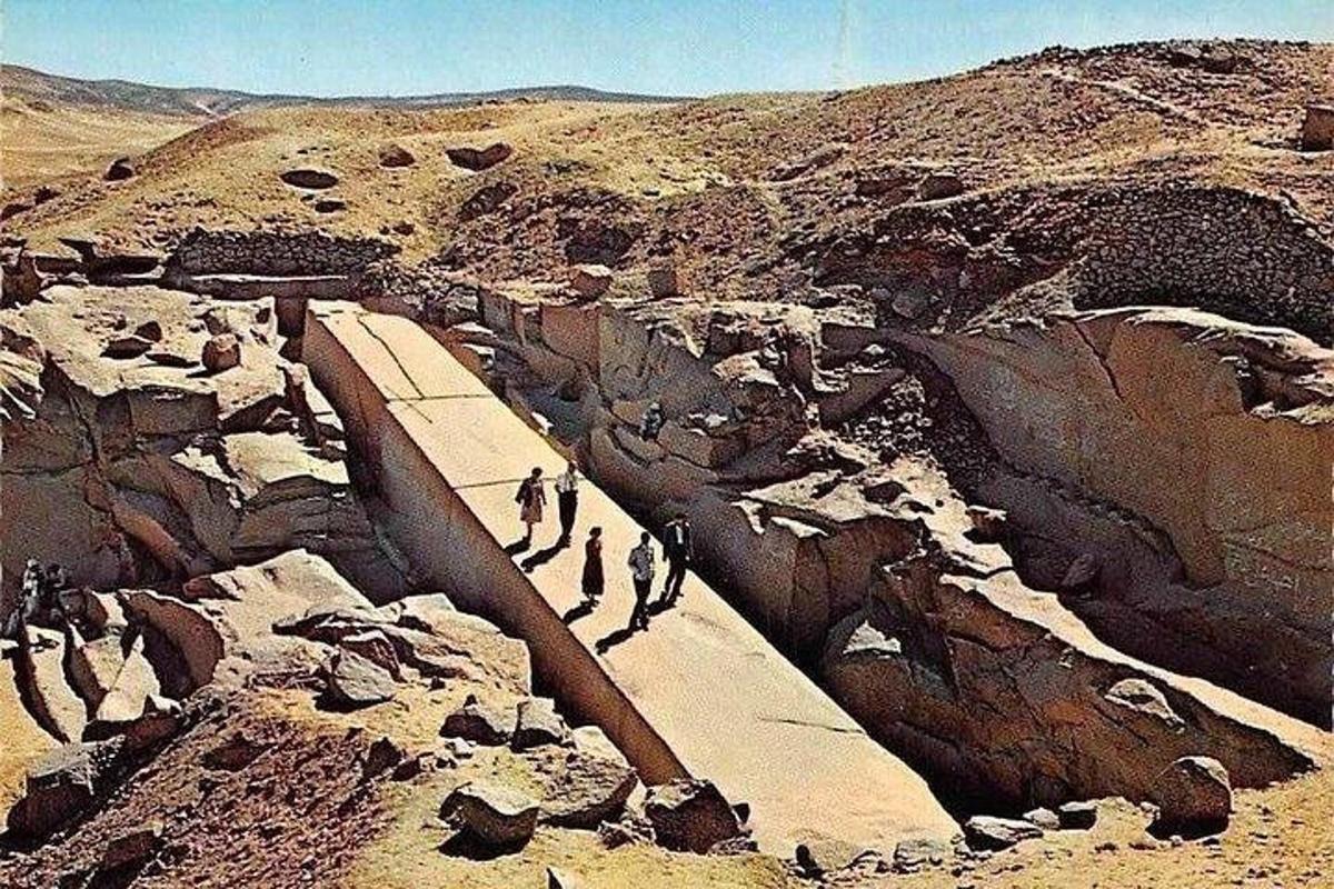 μια ομάδα ανθρώπων που περπατούν σε ένα μονοπάτι σε ένα βουνό