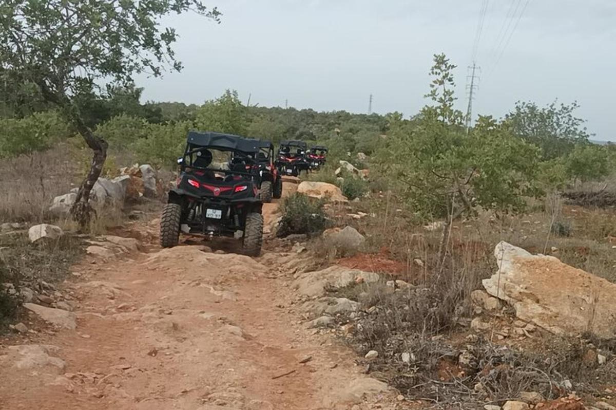 un grup de quatre quads en un camí de terra