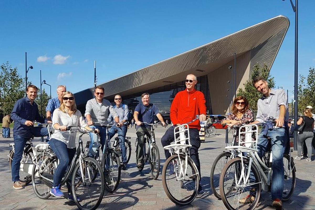 een groep mensen op fietsen voor een gebouw