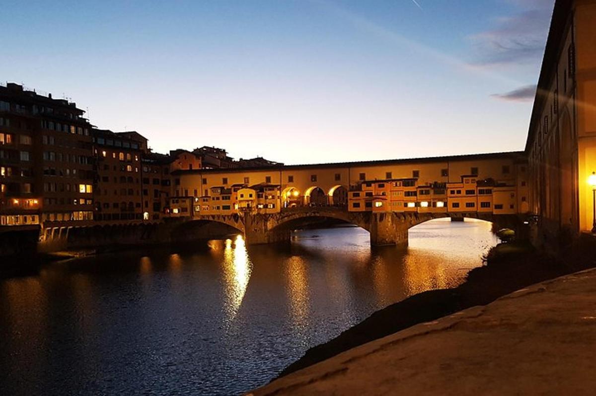 un ponte sopra un fiume in una città di notte